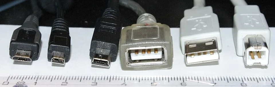 Différents connecteurs USB comparés côte à côte